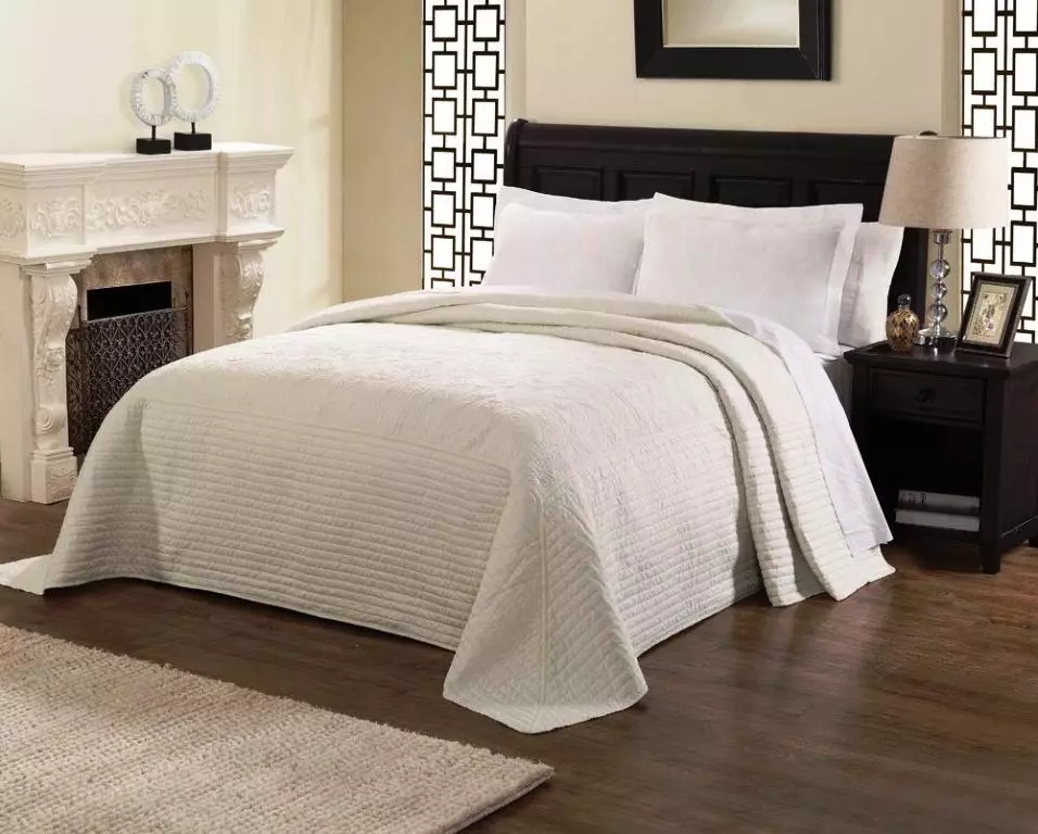 Biele prikrývky (37 fotiek): Fluffy BedsPreads na posteli 220x240 a ďalšie veľkosti. Ako Whiten? S dlhou hromadu bielej 24922_6