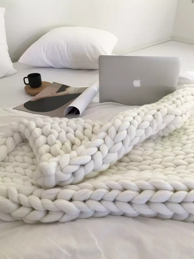 Biele prikrývky (37 fotiek): Fluffy BedsPreads na posteli 220x240 a ďalšie veľkosti. Ako Whiten? S dlhou hromadu bielej 24922_8