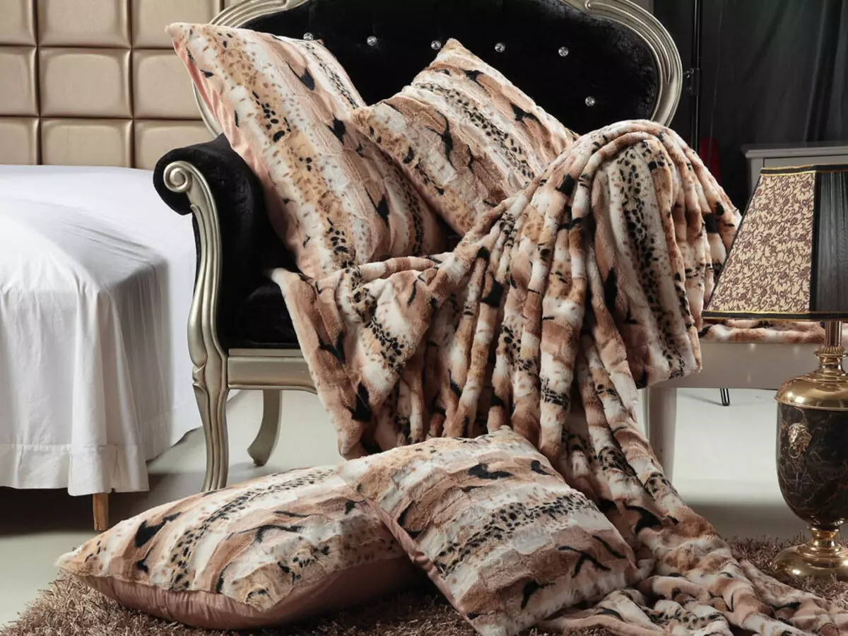 Fur dekens: Plaids van kunsmatige en natuurlike pels met 'n lang paal op die bed, Marianna en ander, dubbelzijdig dekens 24928_12
