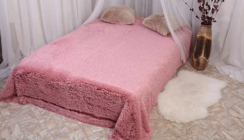 Крзно кревети: Плочки од вештачко и природно крзно со долг куп на креветот, Маријана и други, двострани кревети 24928_13