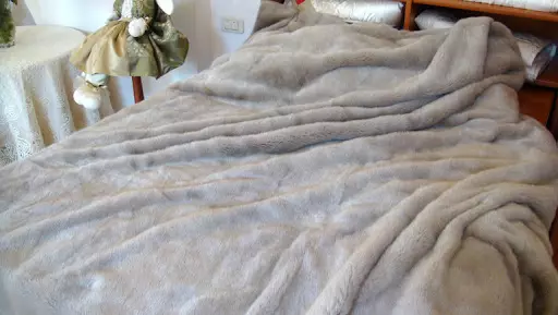 Fur dekens: Plaids van kunsmatige en natuurlike pels met 'n lang paal op die bed, Marianna en ander, dubbelzijdig dekens 24928_20