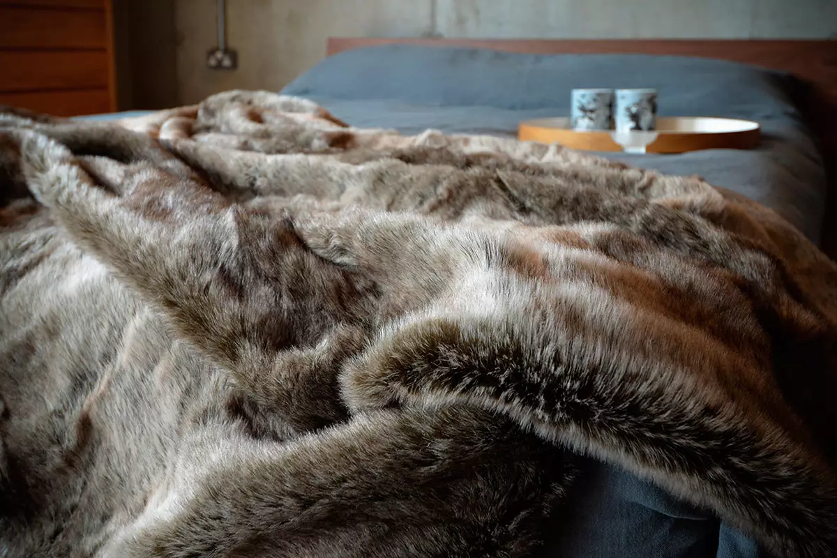 Pels sengetæpper: Plaider fra kunstig og naturlig pels med en lang bunke på sengen, Marianna og andre, dobbeltsidede sengetæpper 24928_30