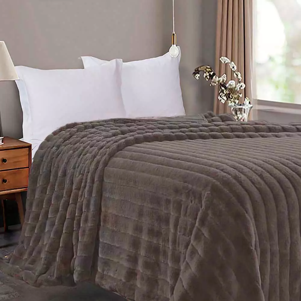 Pelzbettendecken: Plaids aus künstlichem und natürlichem Fell mit einem langen Haufen auf dem Bett, Marianna und anderen, doppelseitige Bettdecken 24928_5