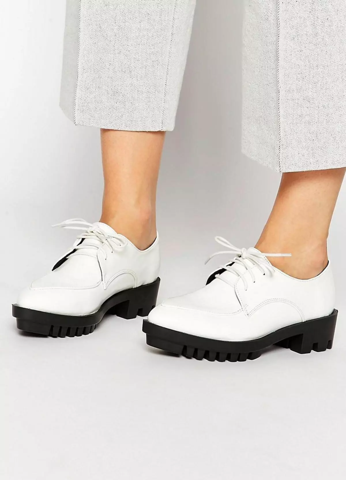 Ботинки на массивной подошве. Туфли на массивной подошве женские. Ботинки на белой подошве женские. Черная обувь с белой подошвой. Белая обувь на массивной подошве.