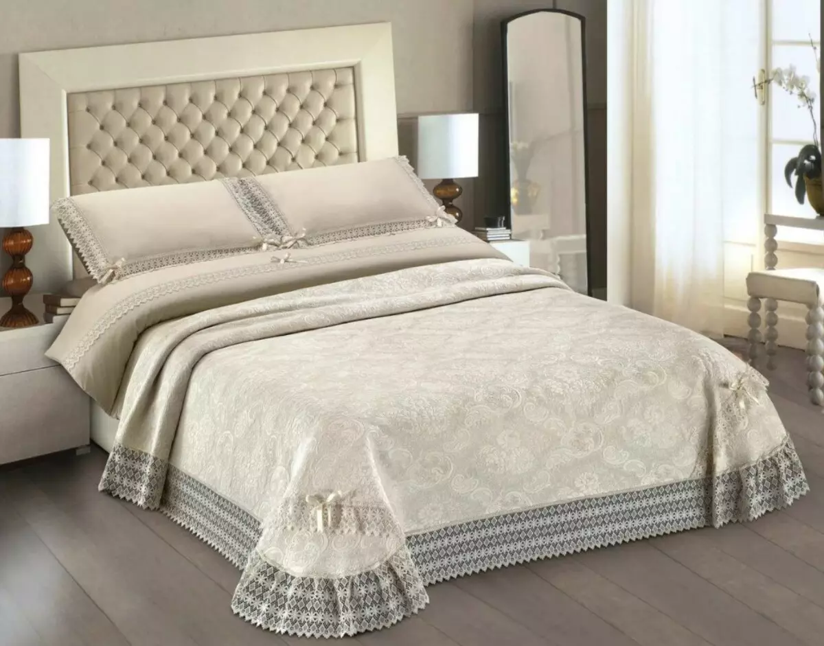 Прекривачи на брачном кревету (48 фотографија): прекрасне ћебад, стандардне величине и дизајн, врсте, сатина и остале прекриваче са руффлес и без 24930_10