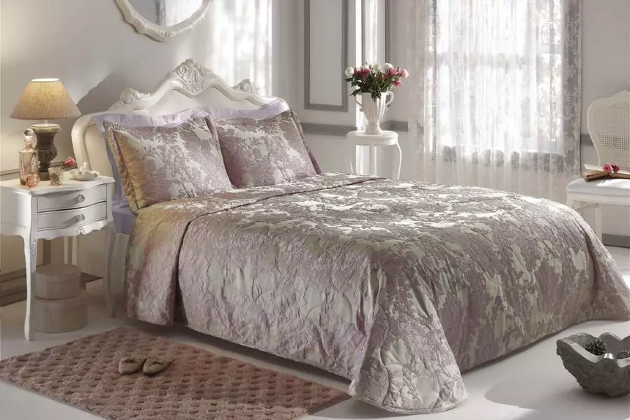 Bettdecken in einem Doppelbett (48 Fotos): Schöne Dezente, Standardgrößen und Design, Typen, Satin und andere Betten mit Rüschen und ohne 24930_11