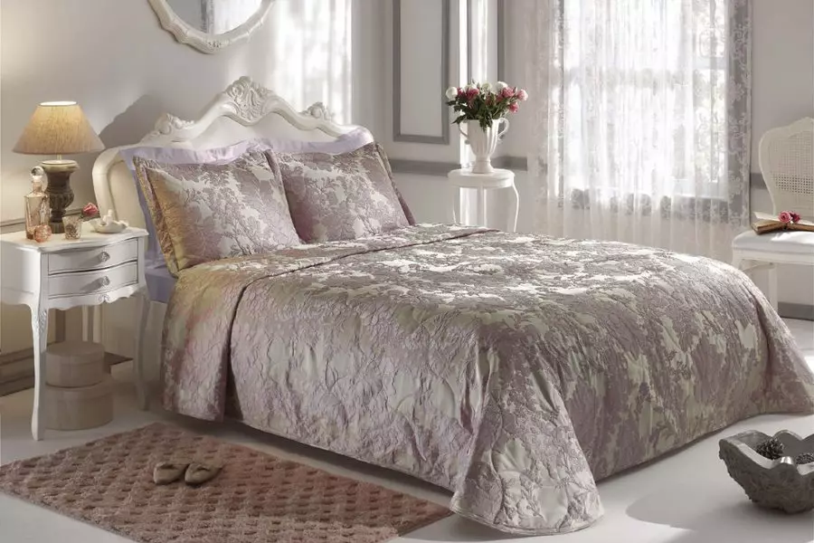 Bedspames pe un pat dublu (48 poze): Pături frumoase, dimensiuni standard și design, tipuri, satin și alte paturi cu garnituri și fără 24930_11