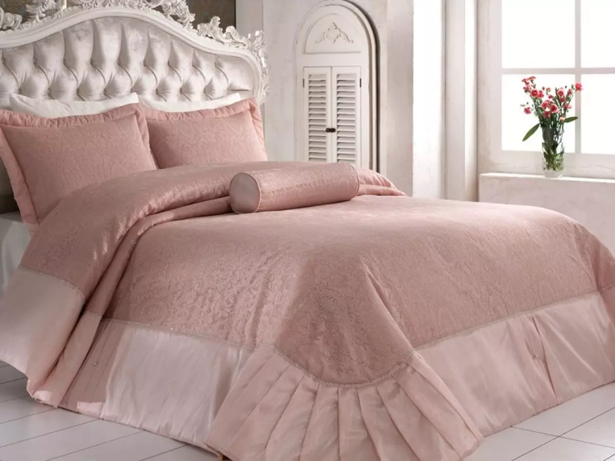 Прекривачи на брачном кревету (48 фотографија): прекрасне ћебад, стандардне величине и дизајн, врсте, сатина и остале прекриваче са руффлес и без 24930_13