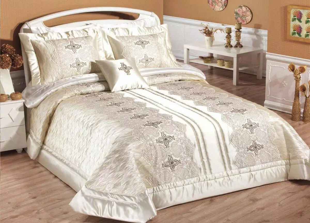 Прекривачи на брачном кревету (48 фотографија): прекрасне ћебад, стандардне величине и дизајн, врсте, сатина и остале прекриваче са руффлес и без 24930_16