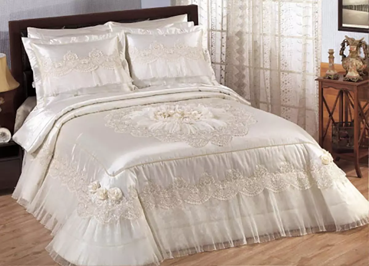 Gultas pārklāji uz dubultā gultā (48 fotogrāfijas): skaisti segas, standarta izmēri un dizains, veidi, satīns un citas gultas pārklāji ar ruffles un bez 24930_18