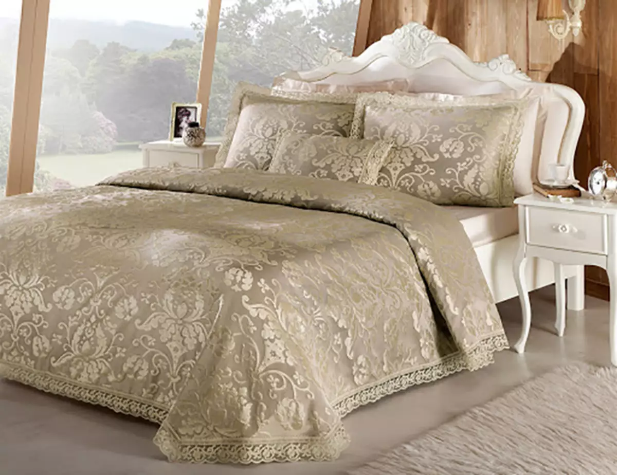 Bedspreads ორმაგი საწოლი (48 ფოტო): ლამაზი საბნები, სტანდარტული ზომები და დიზაინი, ტიპები, ატლასის და სხვა bedspreads ერთად ruffles და გარეშე 24930_19