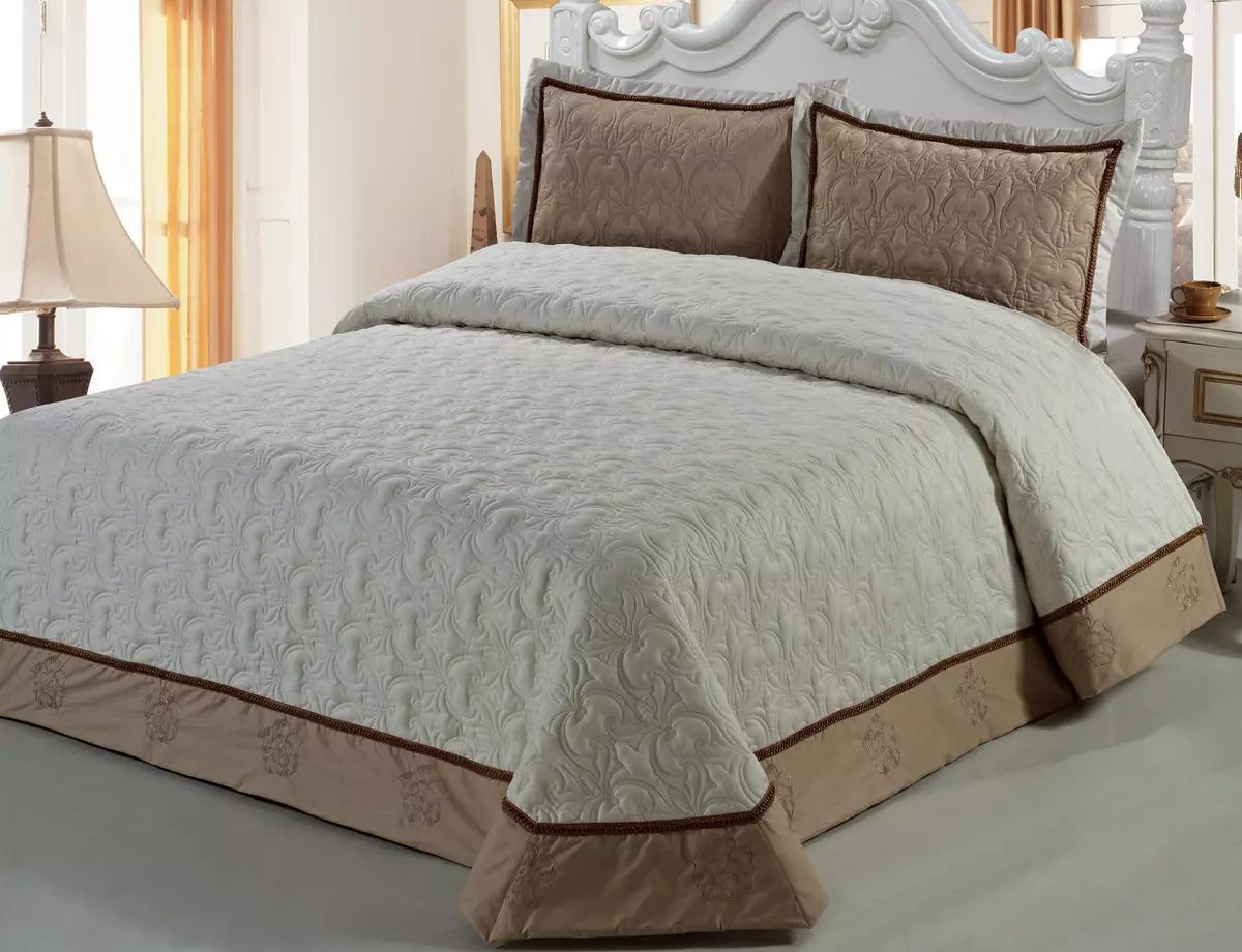 כיסויי מיטה על מיטה זוגית (48 תמונות): שמיכות יפות, גדלים סטנדרטיים ועיצוב, סוגים, סאטן ומיטה אחרים עם קפלים וללא 24930_2