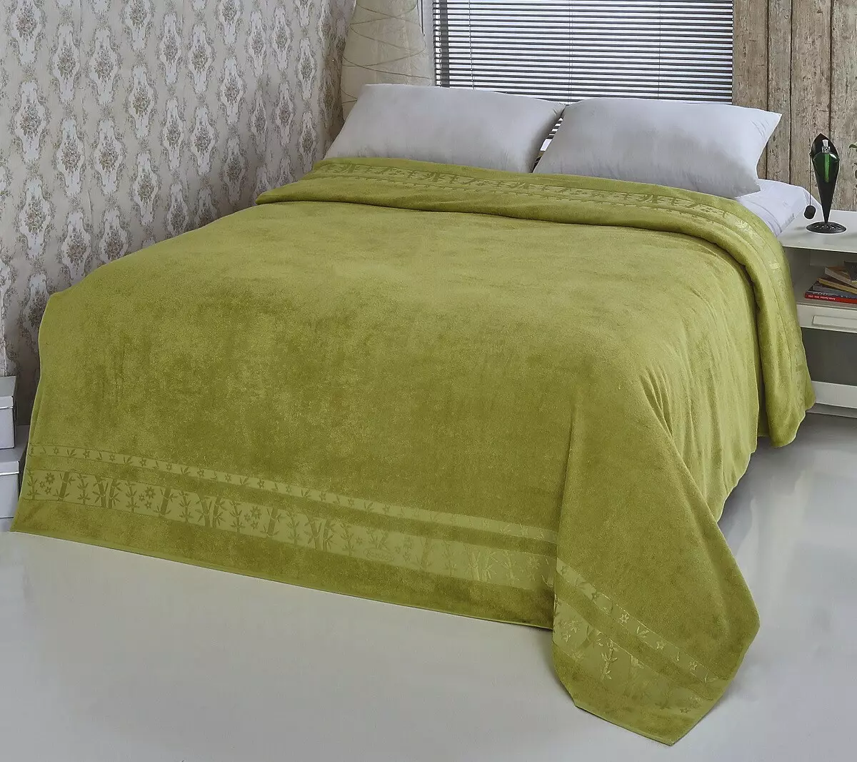 Couvre-lit sur un lit double (48 photos): belles couvertures, tailles standard et conception, types, satin et autres couvre-lit avec des volants et sans 24930_21