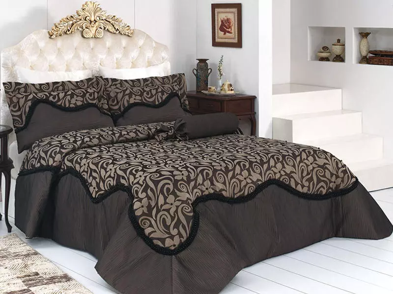 כיסויי מיטה על מיטה זוגית (48 תמונות): שמיכות יפות, גדלים סטנדרטיים ועיצוב, סוגים, סאטן ומיטה אחרים עם קפלים וללא 24930_24