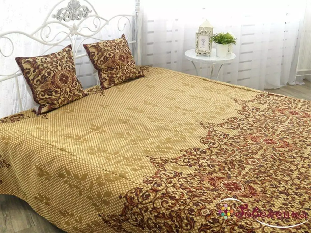 Bedspreads ორმაგი საწოლი (48 ფოტო): ლამაზი საბნები, სტანდარტული ზომები და დიზაინი, ტიპები, ატლასის და სხვა bedspreads ერთად ruffles და გარეშე 24930_25