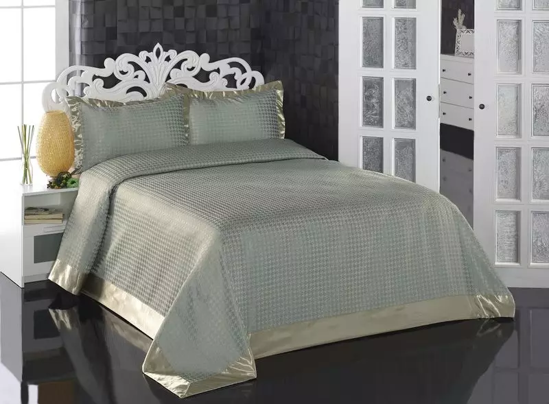 Bedspames pe un pat dublu (48 poze): Pături frumoase, dimensiuni standard și design, tipuri, satin și alte paturi cu garnituri și fără 24930_28