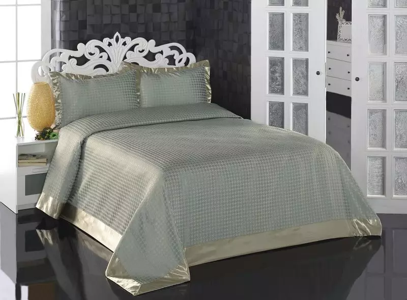 Bedspreads ორმაგი საწოლი (48 ფოტო): ლამაზი საბნები, სტანდარტული ზომები და დიზაინი, ტიპები, ატლასის და სხვა bedspreads ერთად ruffles და გარეშე 24930_28