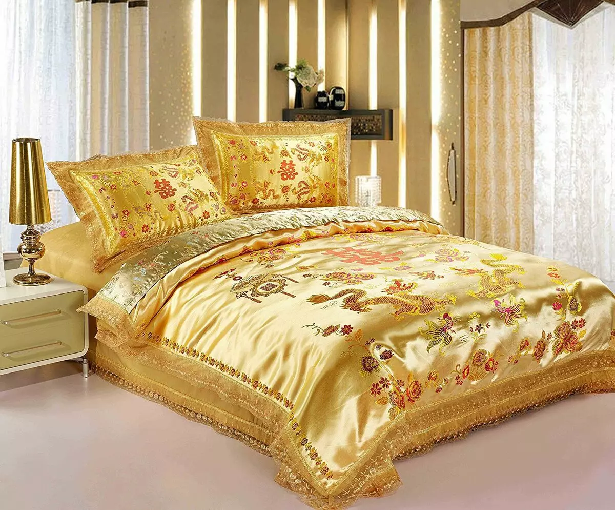 Кувертюри за двойно легло (48 снимки): красиви одеала, стандартни размери и дизайн, видове, сатен и други покривала с къдри и без 24930_29