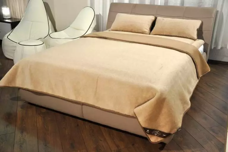 Прекривачи на брачном кревету (48 фотографија): прекрасне ћебад, стандардне величине и дизајн, врсте, сатина и остале прекриваче са руффлес и без 24930_32