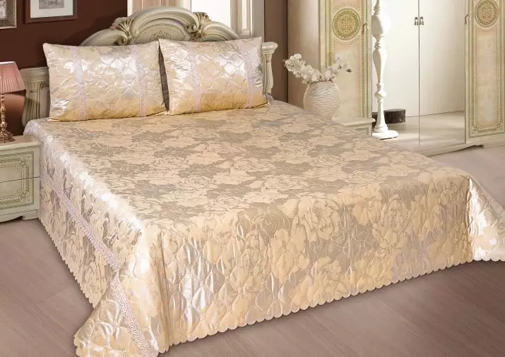 Кувертюри за двойно легло (48 снимки): красиви одеала, стандартни размери и дизайн, видове, сатен и други покривала с къдри и без 24930_35