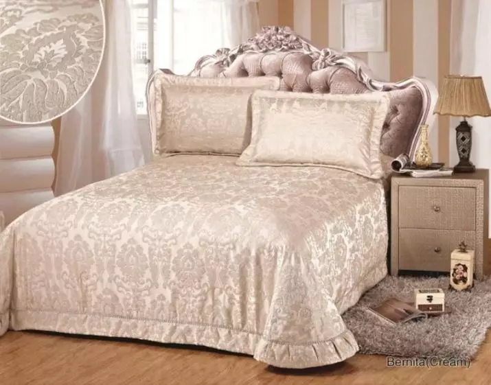 כיסויי מיטה על מיטה זוגית (48 תמונות): שמיכות יפות, גדלים סטנדרטיים ועיצוב, סוגים, סאטן ומיטה אחרים עם קפלים וללא 24930_36