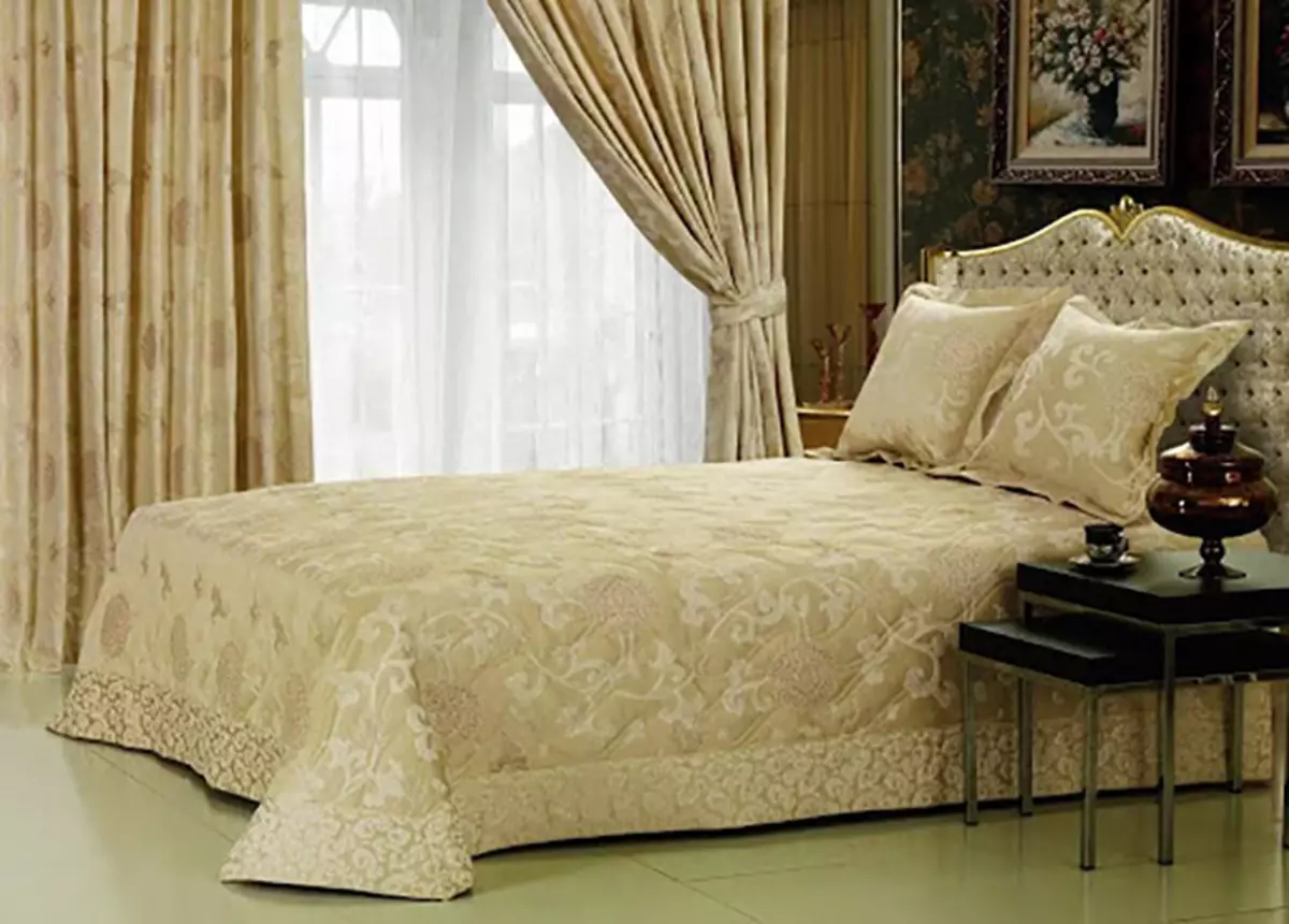 Bedspames pe un pat dublu (48 poze): Pături frumoase, dimensiuni standard și design, tipuri, satin și alte paturi cu garnituri și fără 24930_38