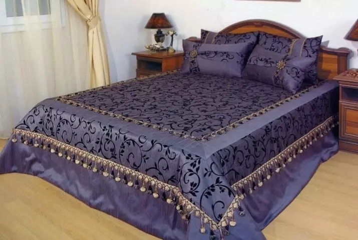 Bedspreien op een tweepersoonsbed (48 foto's): prachtige dekens, standaardmaten en ontwerp, typen, satijnen en andere beddenspreien met ruches en zonder 24930_41
