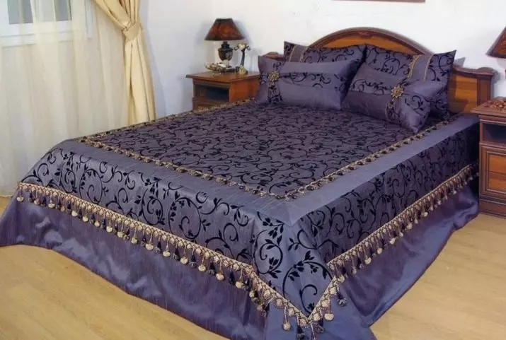 Nivîngehên li ser nivînek dualî (48 wêneyan): batikên xweşik, pîvanên standard, sêwiran, celeb, satin û nivînên din ên bi ruffles û bê 24930_41