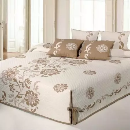 Прекривачи на брачном кревету (48 фотографија): прекрасне ћебад, стандардне величине и дизајн, врсте, сатина и остале прекриваче са руффлес и без 24930_42