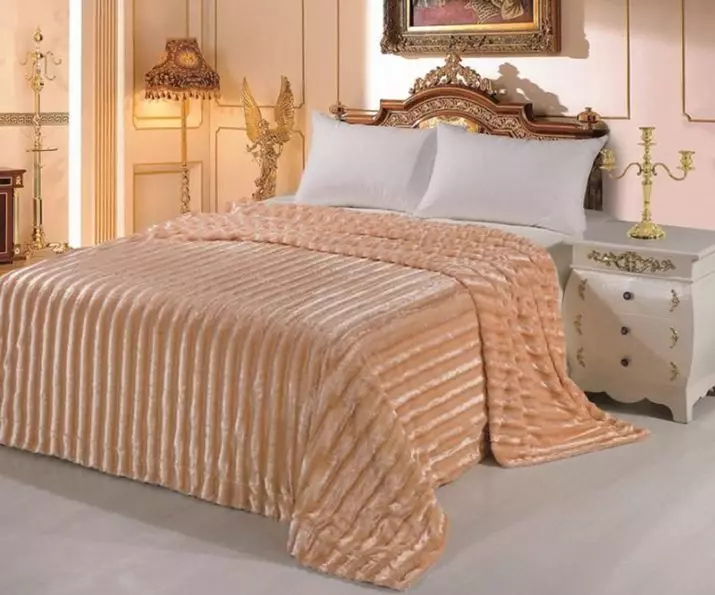 Прекривачи на брачном кревету (48 фотографија): прекрасне ћебад, стандардне величине и дизајн, врсте, сатина и остале прекриваче са руффлес и без 24930_43