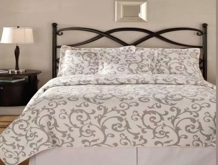 Bedspames pe un pat dublu (48 poze): Pături frumoase, dimensiuni standard și design, tipuri, satin și alte paturi cu garnituri și fără 24930_46