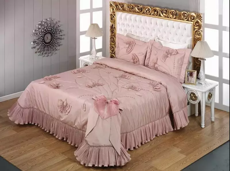 Кувертюри за двойно легло (48 снимки): красиви одеала, стандартни размери и дизайн, видове, сатен и други покривала с къдри и без 24930_48