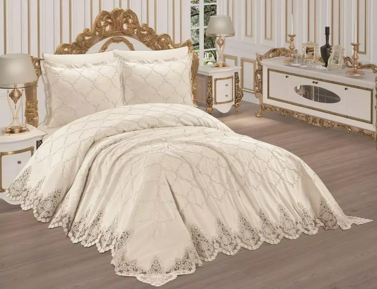 Кувертюри за двойно легло (48 снимки): красиви одеала, стандартни размери и дизайн, видове, сатен и други покривала с къдри и без 24930_5