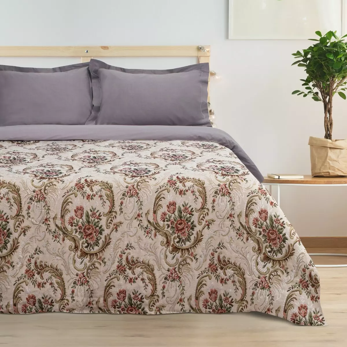 Tapestry Bedspreads (37 fotot): Jacquard voodikatted voodi 220x240 ja muud suurused, kompositsioon kangast vastavalt GOST, Monophonic ja muud voodikatted 24933_12