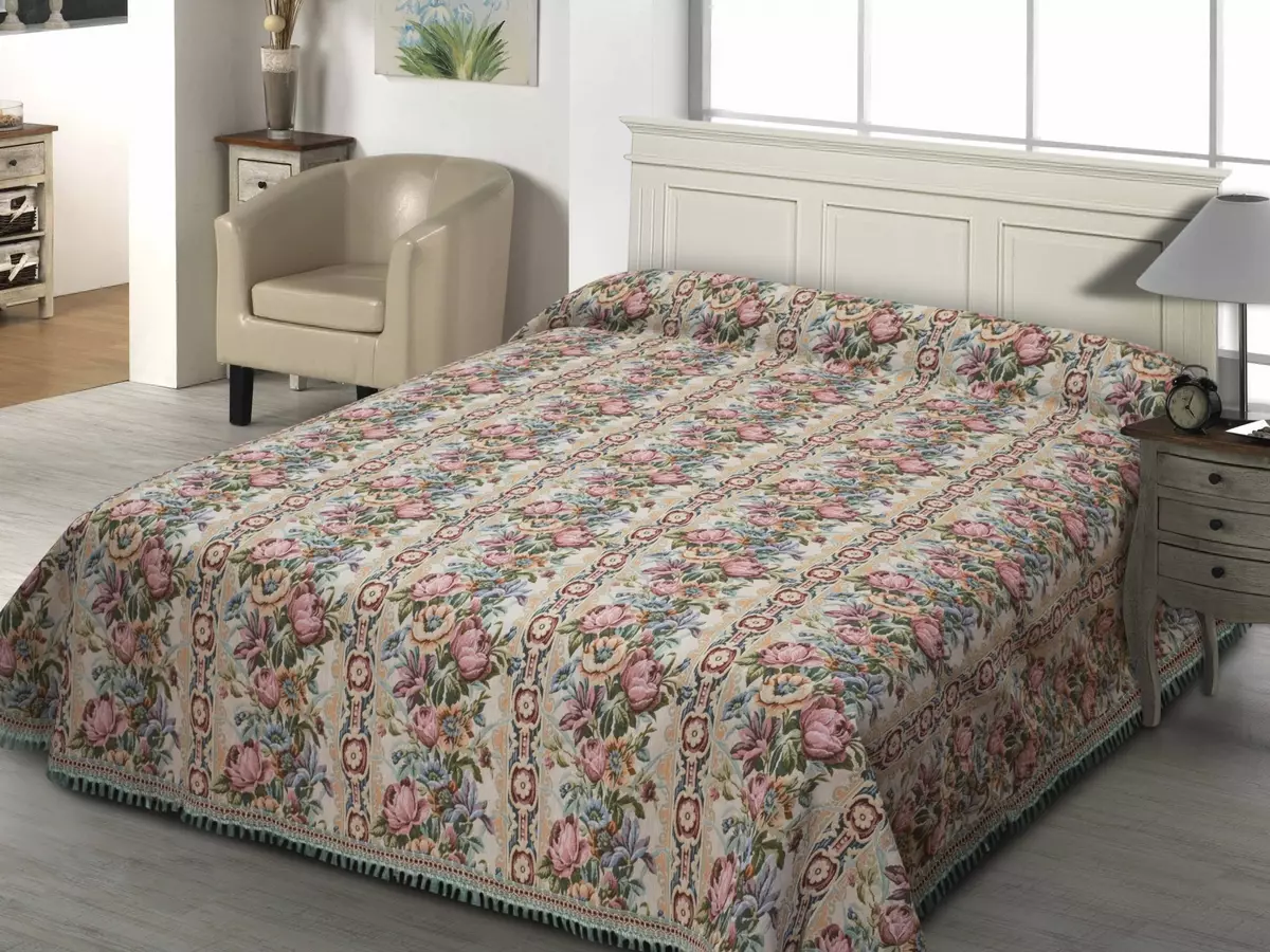 Bedspreads Tapestry (37 foto): Jacquard bedspreads në krevat 220x240 dhe madhësi të tjera, përbërjen e pëlhurës sipas GOST, monophonic dhe të tjera bedspreads 24933_15