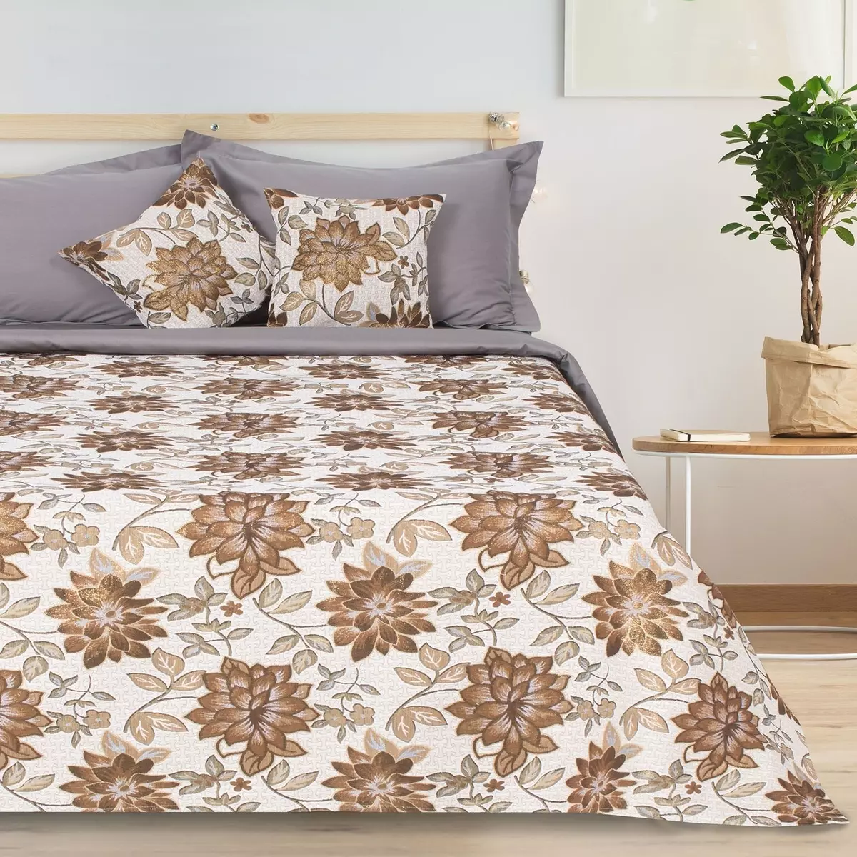 Tapestry Bedspreads (37 mga larawan): Jacquard bedspreads sa kama 220x240 at iba pang mga laki, ang komposisyon ng tela ayon sa GOST, monophonic at iba pang mga bedspreads 24933_2