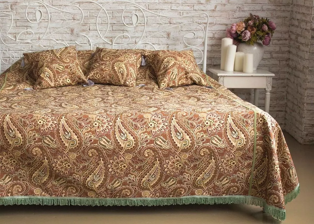 TAPESTRY BEDSPREADS (37 ఫోటోలు): బెడ్ 220x240 మరియు ఇతర పరిమాణాల్లో జాక్వర్డ్ బెడ్స్ప్రెడ్స్, ఫాబ్రిక్ యొక్క కూర్పు గోస్ట్, మోనోఫోనిక్ మరియు ఇతర పడకలు 24933_20