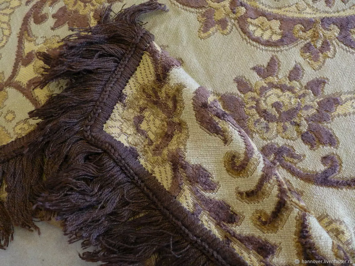 Tapestry Bedspreads (37 mga larawan): Jacquard bedspreads sa kama 220x240 at iba pang mga laki, ang komposisyon ng tela ayon sa GOST, monophonic at iba pang mga bedspreads 24933_24
