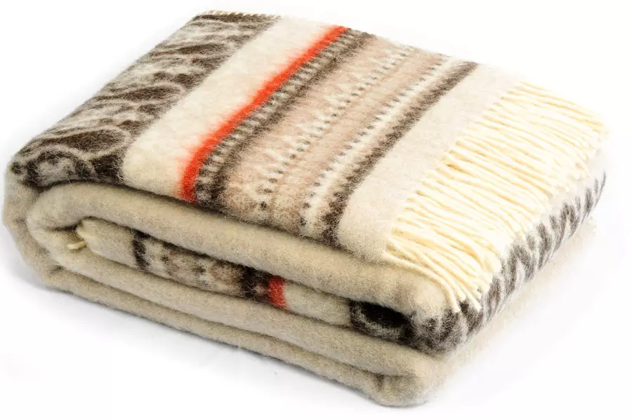 Warme Decken: Wie eine gemütliche Bettdecke auf dem Bett wählen? Erwärmt Decken, Materialien und Design, Größen und Pflegetipps 24937_11