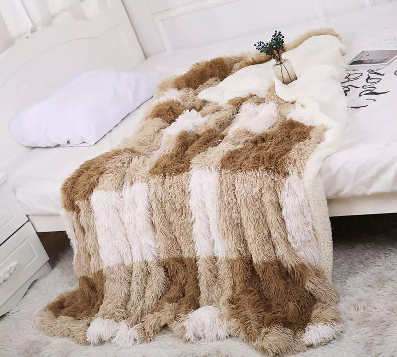 Warme Decken: Wie eine gemütliche Bettdecke auf dem Bett wählen? Erwärmt Decken, Materialien und Design, Größen und Pflegetipps 24937_13