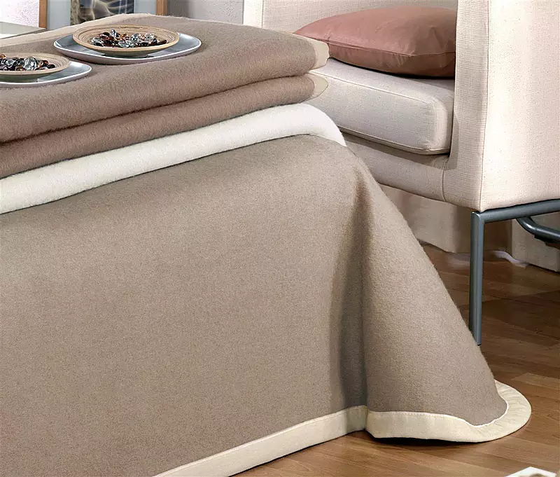 Warme Decken: Wie eine gemütliche Bettdecke auf dem Bett wählen? Erwärmt Decken, Materialien und Design, Größen und Pflegetipps 24937_17