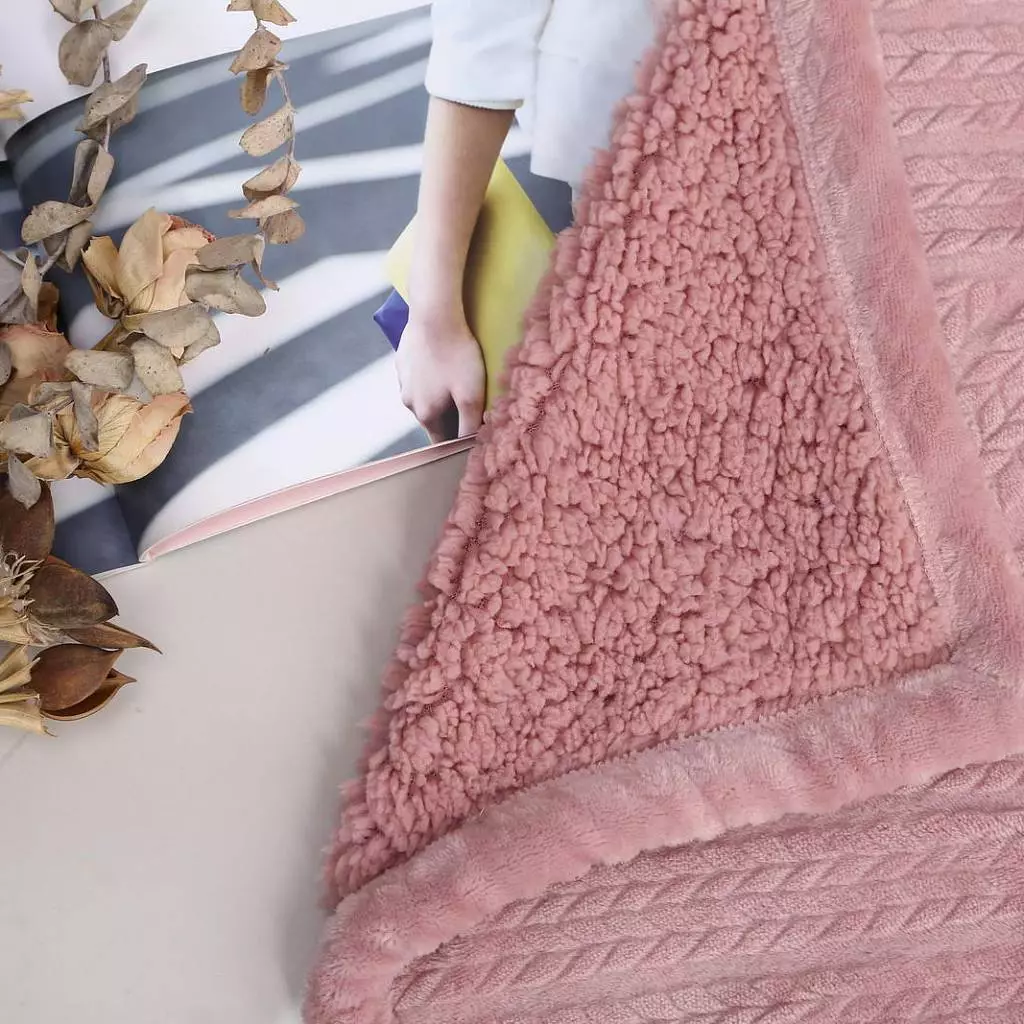 Topla deke: Kako odabrati udoban prekrivač na krevetu? Zagrijani deke, materijali i dizajn, veličine i savjeti za njegu 24937_21