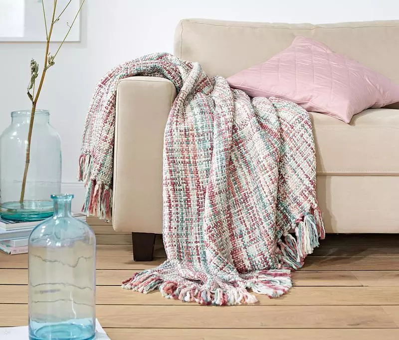 Warme Decken: Wie eine gemütliche Bettdecke auf dem Bett wählen? Erwärmt Decken, Materialien und Design, Größen und Pflegetipps 24937_23