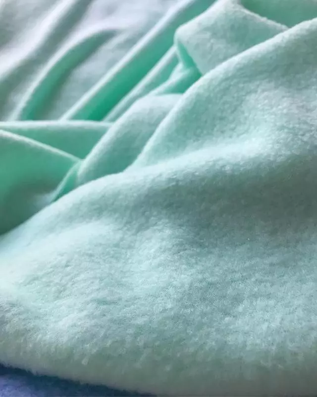 ผ้าห่มอุ่น: วิธีการเลือกผ้าคลุมเตียงที่สะดวกสบายบนเตียง? ผ้าห่มที่อบอุ่นวัสดุและการออกแบบขนาดและเคล็ดลับการดูแล 24937_7