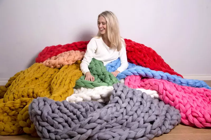 Kẻ sọc dệt kim (69 ảnh): Khăn trải giường trên một chiếc giường dệt kim và sợi khác, đan tay từ hình vuông và với các vòng, trắng, xám và màu khác 24941_12
