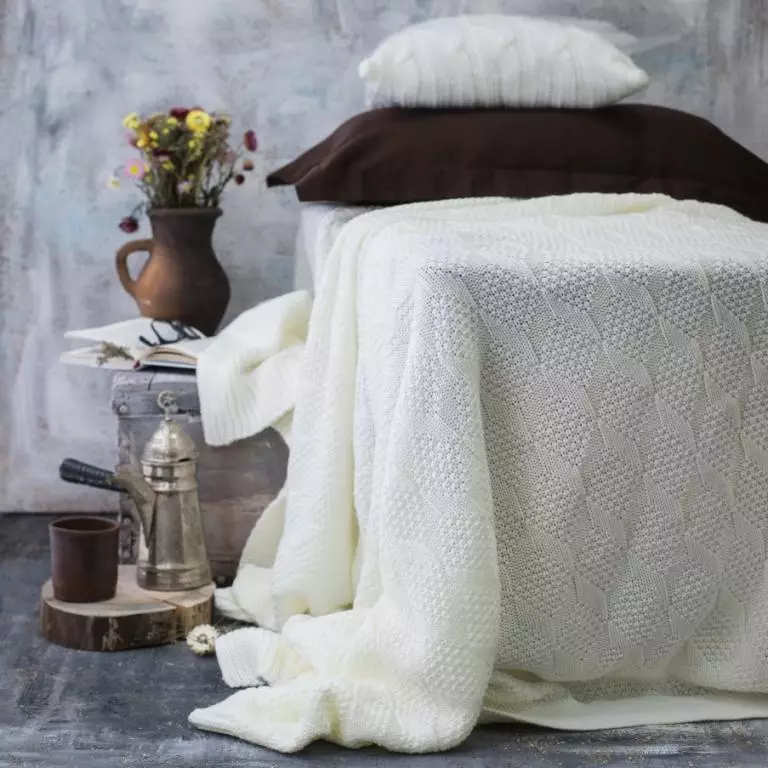 Plaids thurur (69 foto): bedspreads në një shtrat të thurur dhe fije të tjera, dorë thurje nga sheshet dhe me sythe, të bardhë, gri dhe ngjyra të tjera 24941_21