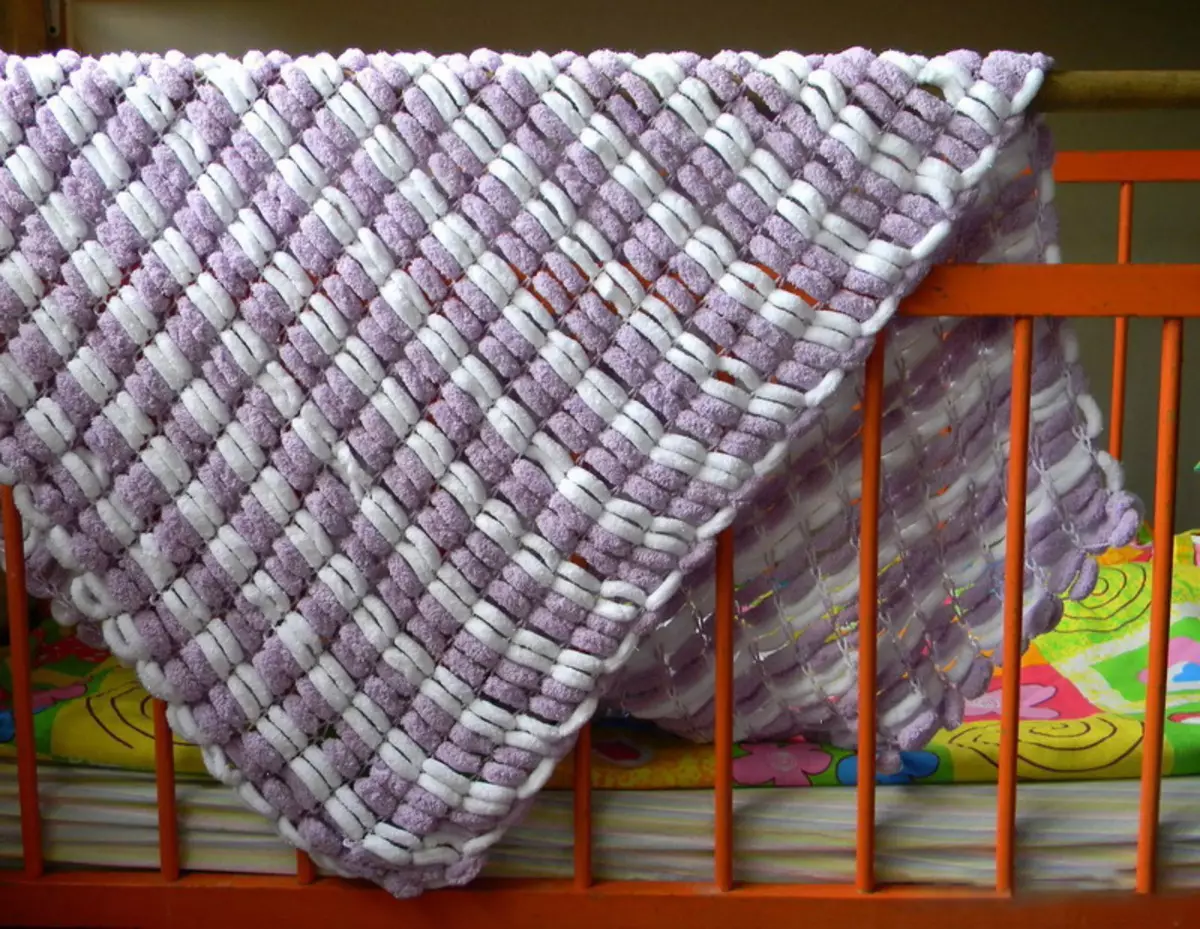Πλεκτά καρφιά (69 φωτογραφίες): Κρεβάτια σε ένα κρεβάτι πλεκτά και άλλα νήματα, το χέρι πλέξιμο από τετράγωνα και με βρόχους, λευκό, γκρι και άλλο χρώμα 24941_25