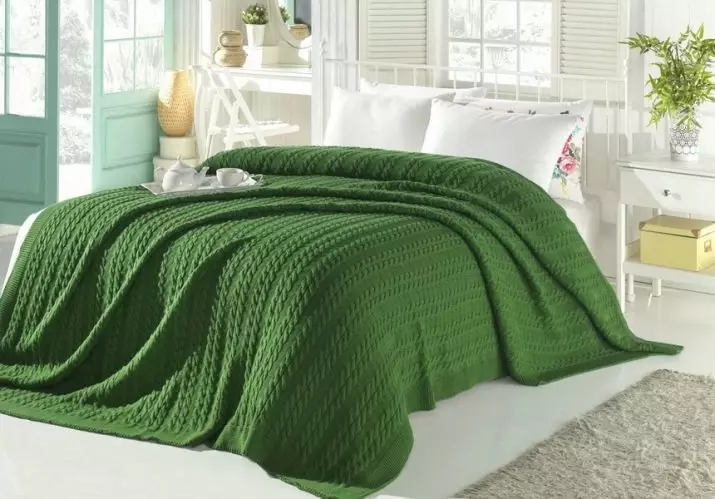 Plaid rajutan (69 gambar): Bedspreads di atas katil rajutan dan benang lain, tangan mengait dari dataran dan dengan gelung, putih, kelabu dan warna lain 24941_3