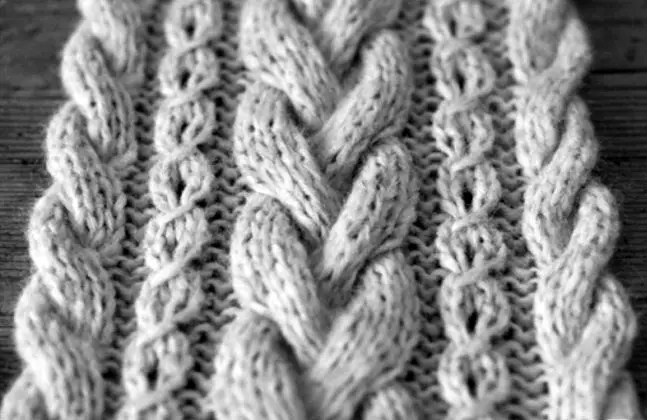 ニットポティ柄（69枚の写真）：編み物や他の糸のベッドの上にベッドスプレッド、正方形からの編み物、ループ、白、グレー、その他の色 24941_31