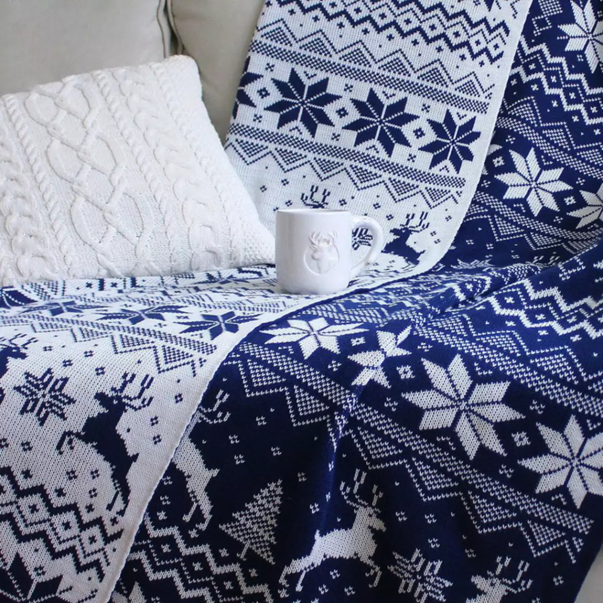 Plaids ถัก (69 รูป): ผ้าคลุมเตียงบนเตียงถักและเส้นด้ายอื่น ๆ มือถักจากสี่เหลี่ยมและลูปสีขาวสีเทาและสีอื่น ๆ 24941_39